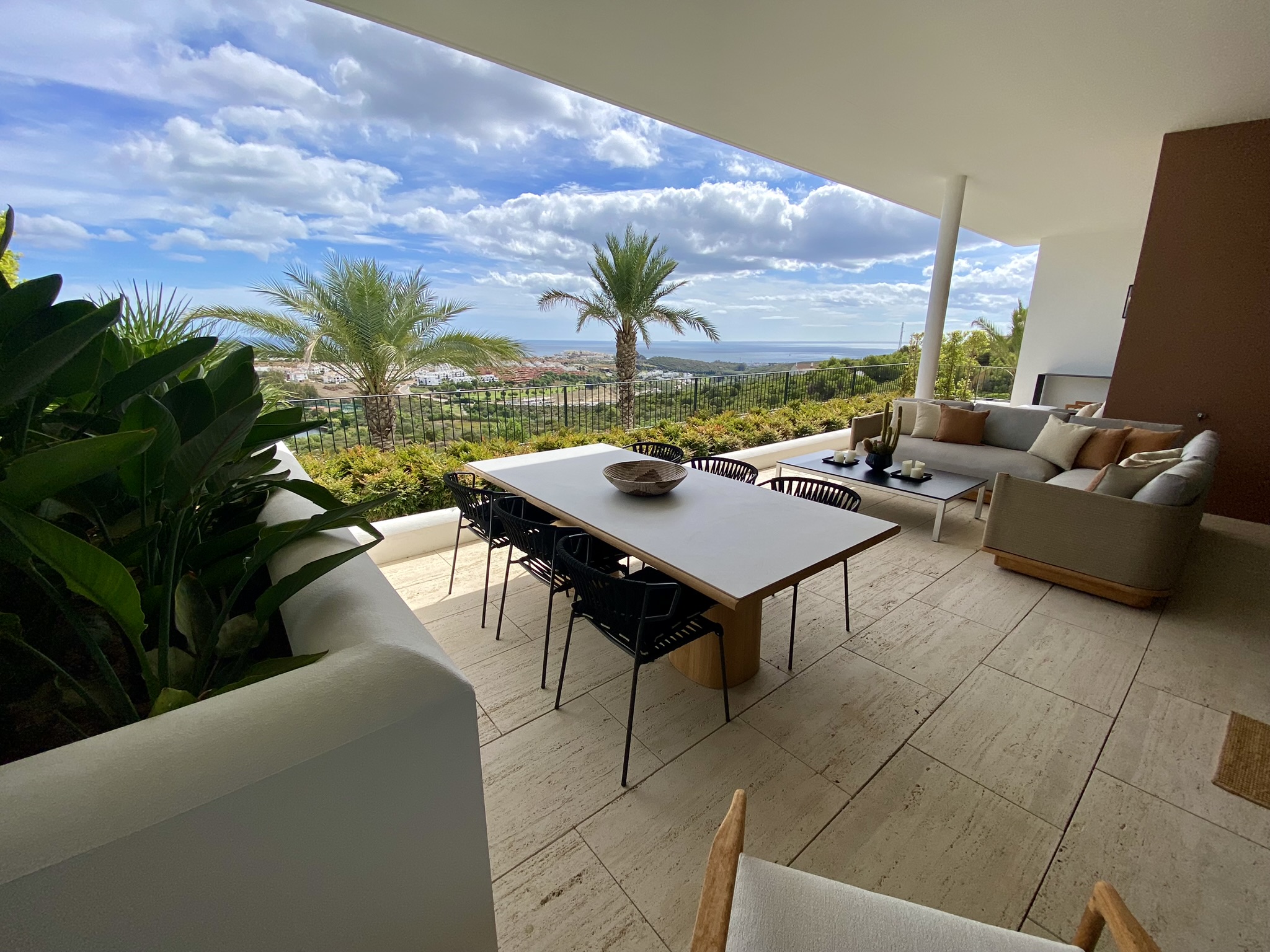 Top quality first floor apartment in Finca Cortesin