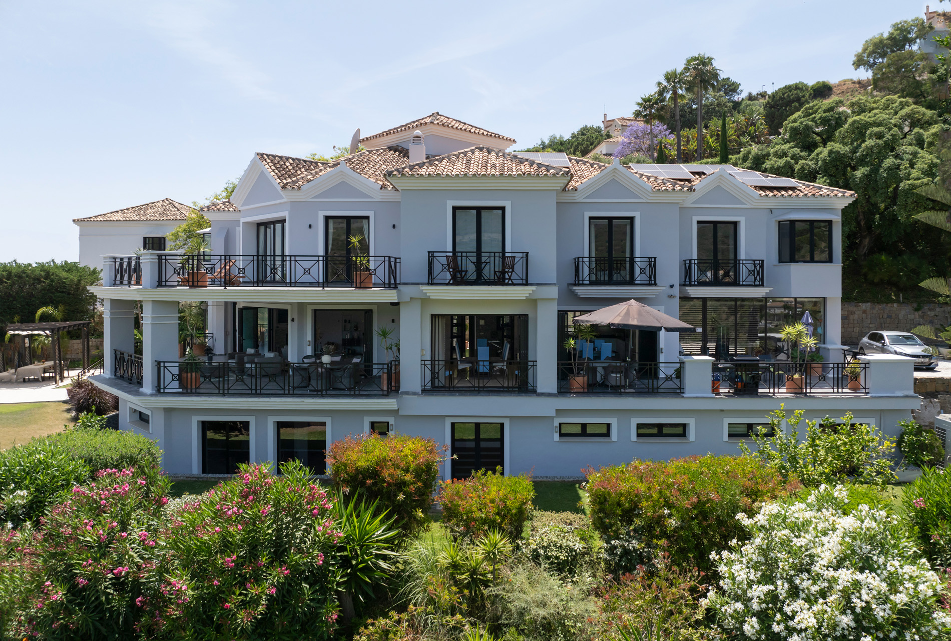 Contemporary villa with sea and mountain views in Monte Mayor